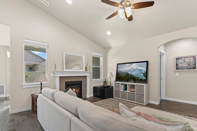 Foto del edificio - 3 - Bedroom Meridian home on corner lot!!