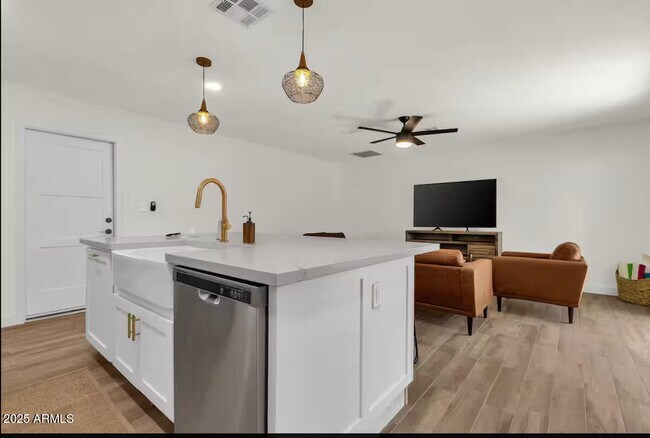 Foto del edificio - 2452 E Manhatton Dr