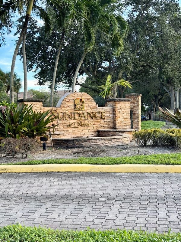 Foto del edificio - 2900 S University Dr