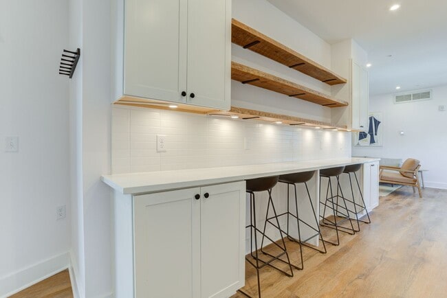 Interior Photo - 2106-2108 Vermont Ave