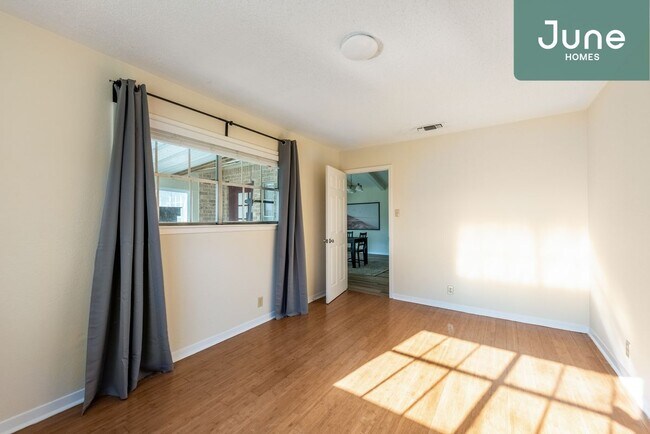 Foto del edificio - Queen room in 4-bed/3.0-bath Home