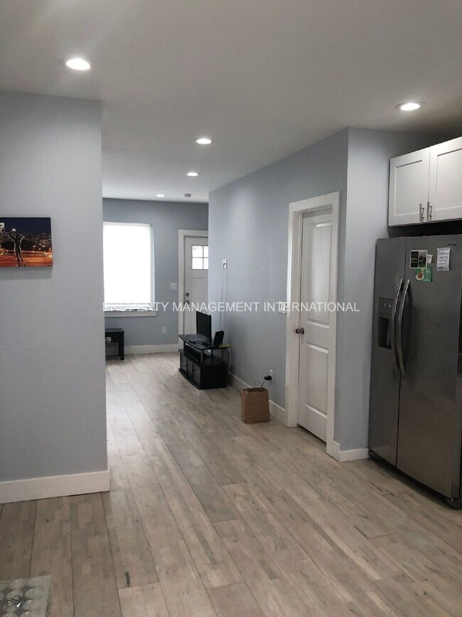 Building Photo - Beautiful 3 bedroom home with main bedroom...