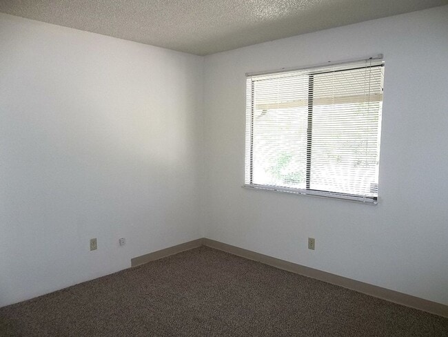 Building Photo - Top Floor 1 Bedroom Condo Near CSU