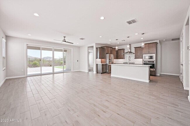 Building Photo - 2111 E Questa Dr