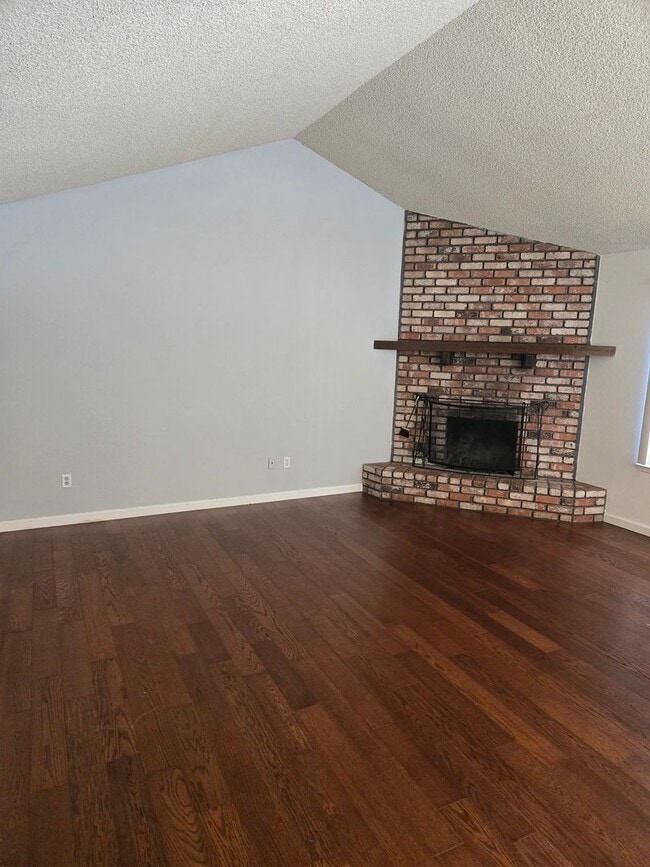 Building Photo - 1500 Raquel Ln