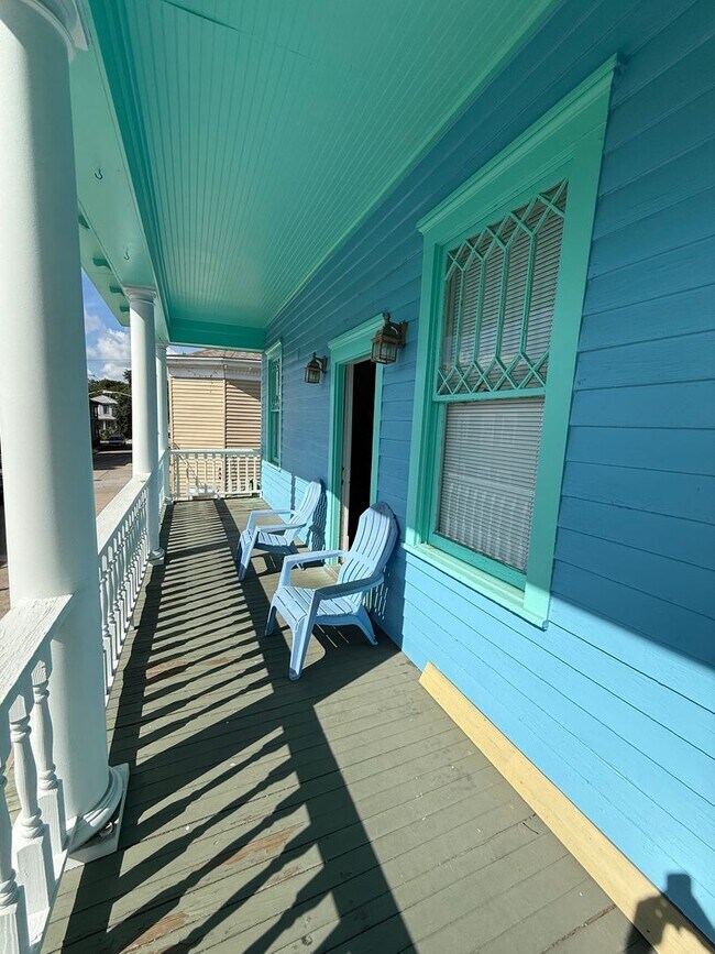 Building Photo - Charming 2-Bedroom Downtown Savannah Home