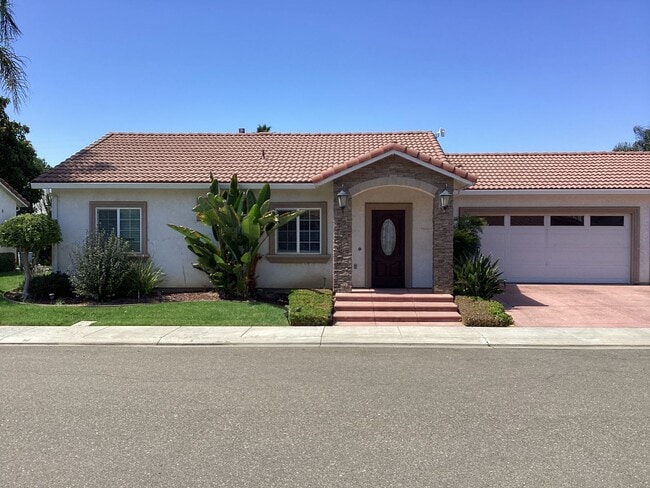 Foto del edificio - BEAUTIFUL GUSTINE HOME LOCATED IN GATED COMMUNITY