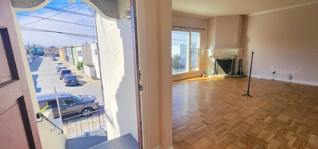 Entrada principal a la sala de estar - 245 Concord St