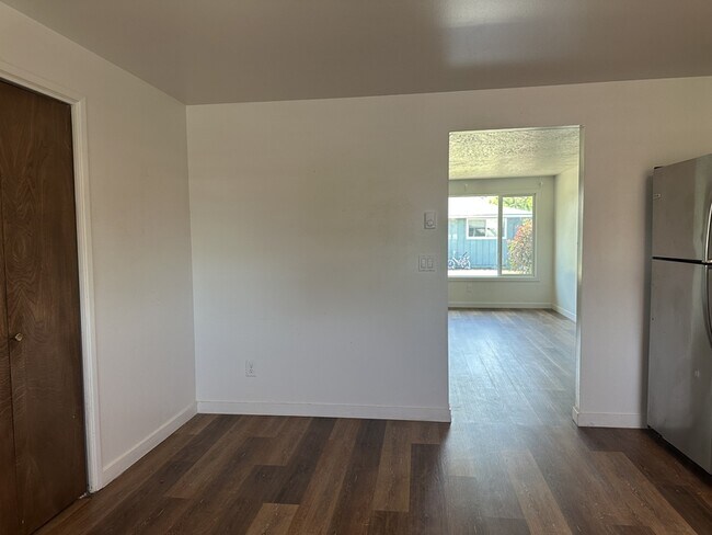 Foto del edificio - 750 N Main St