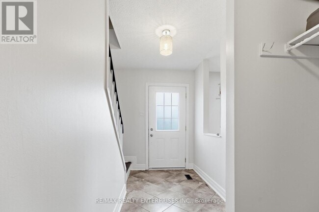 Photo du bâtiment - 93 Hansen Rd N