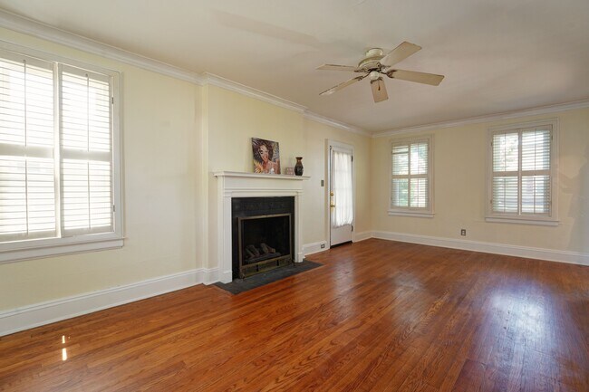 Building Photo - 1104 Summit Dr