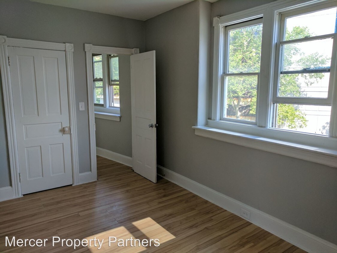 Foto principal - 302 W State St