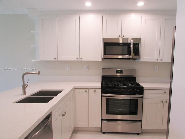Building Photo - 13020 SW 92nd Ave