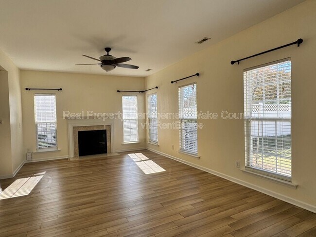 Foto del edificio - 338 Luke Meadow Ln