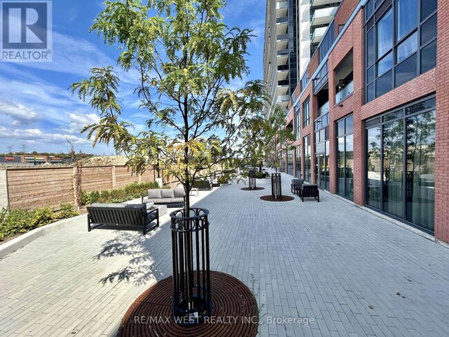 Photo du bâtiment - 1831 Simcoe St N