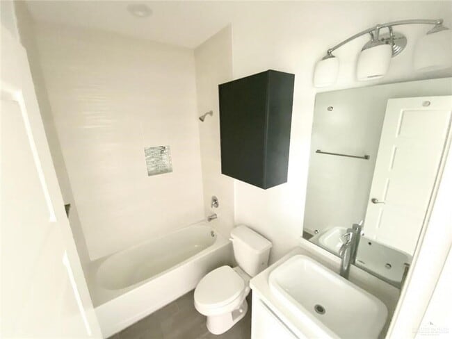 Building Photo - 7 West Dr