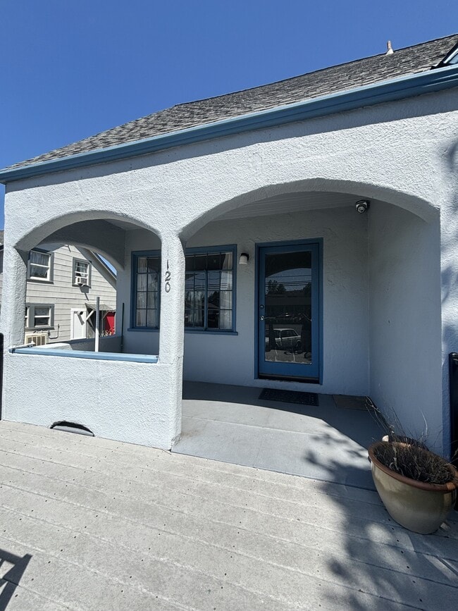 Building Photo - 1120 E Main St