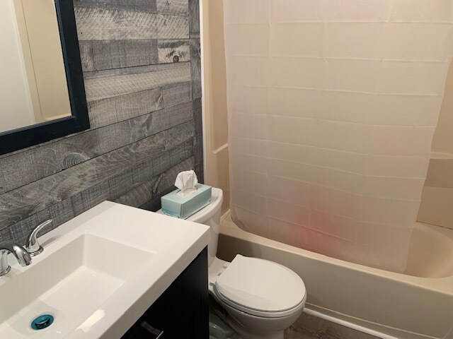 Foto del edificio - 120 Gallup Hill Rd