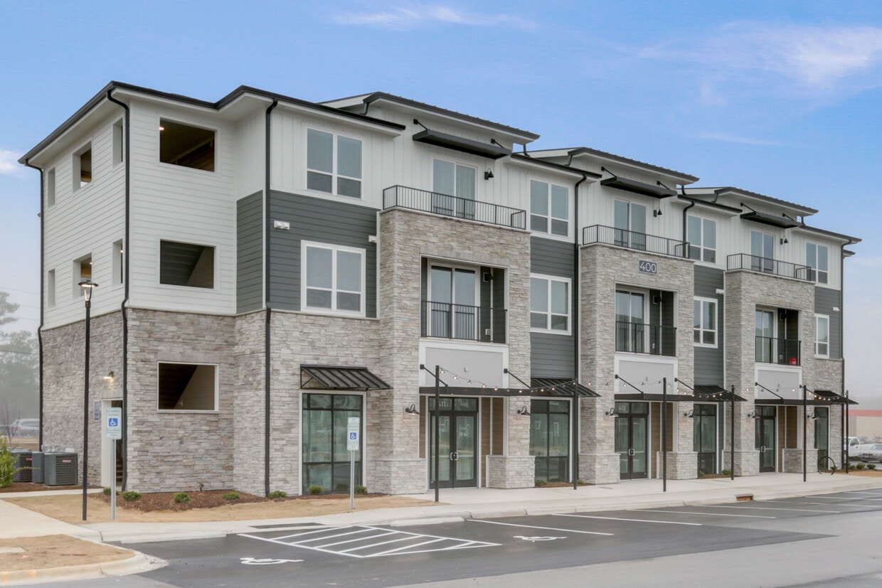 Advenir at Varina Oaks Apartments in Fuquay Varina, NC