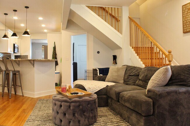 Building Photo - Spacious 2-bedroom, 2-bathroom in the Hear...
