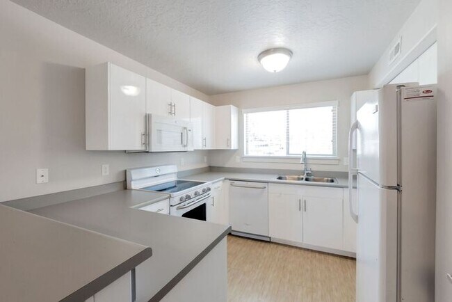 Foto del edificio - Beautiful Modern Orem Condo w free interne...
