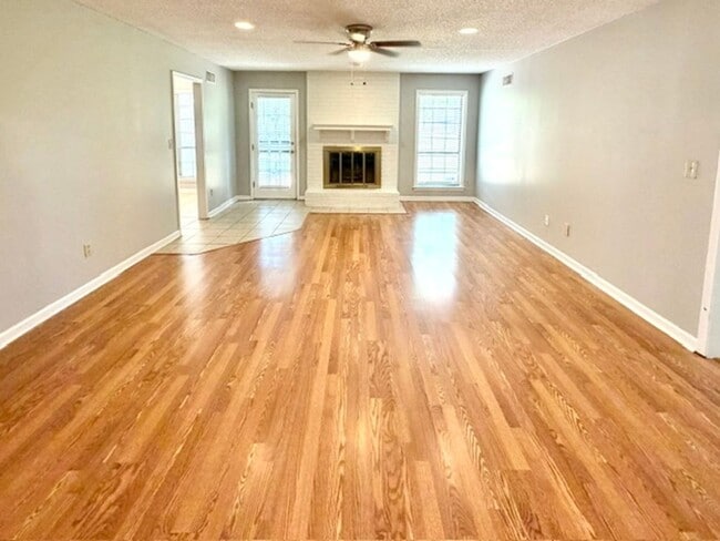 Photo - 4300 Crimson Leaf Cv Apartment