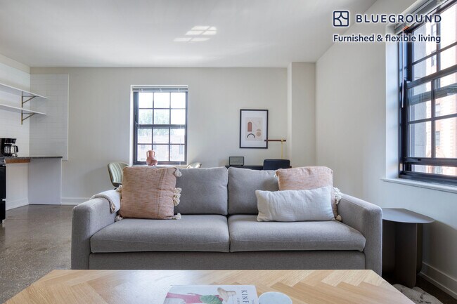 Building Photo - 1020 W Lawrence Ave