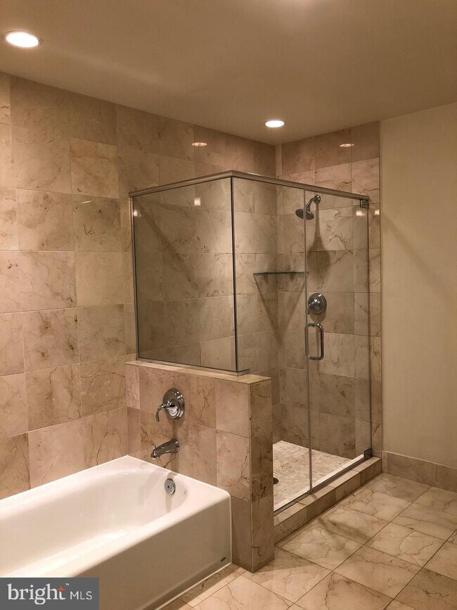 Foto del edificio - 8220 Crestwood Heights Dr