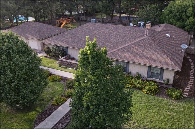 Foto del edificio - 717 La Mancha Ct