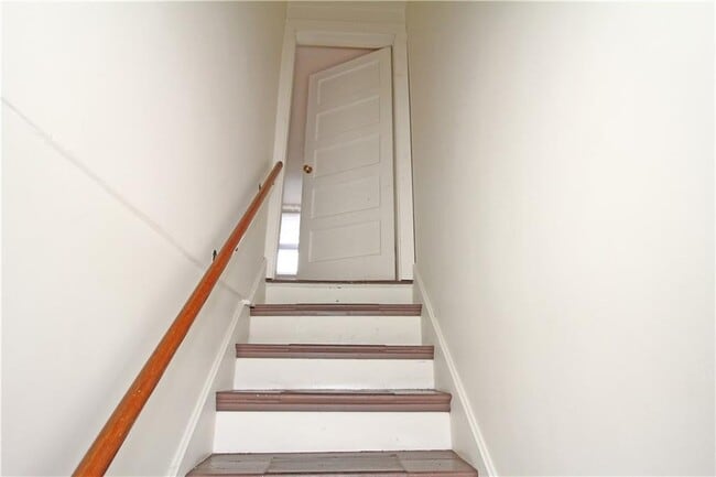 Building Photo - 563 Aquidneck Ave
