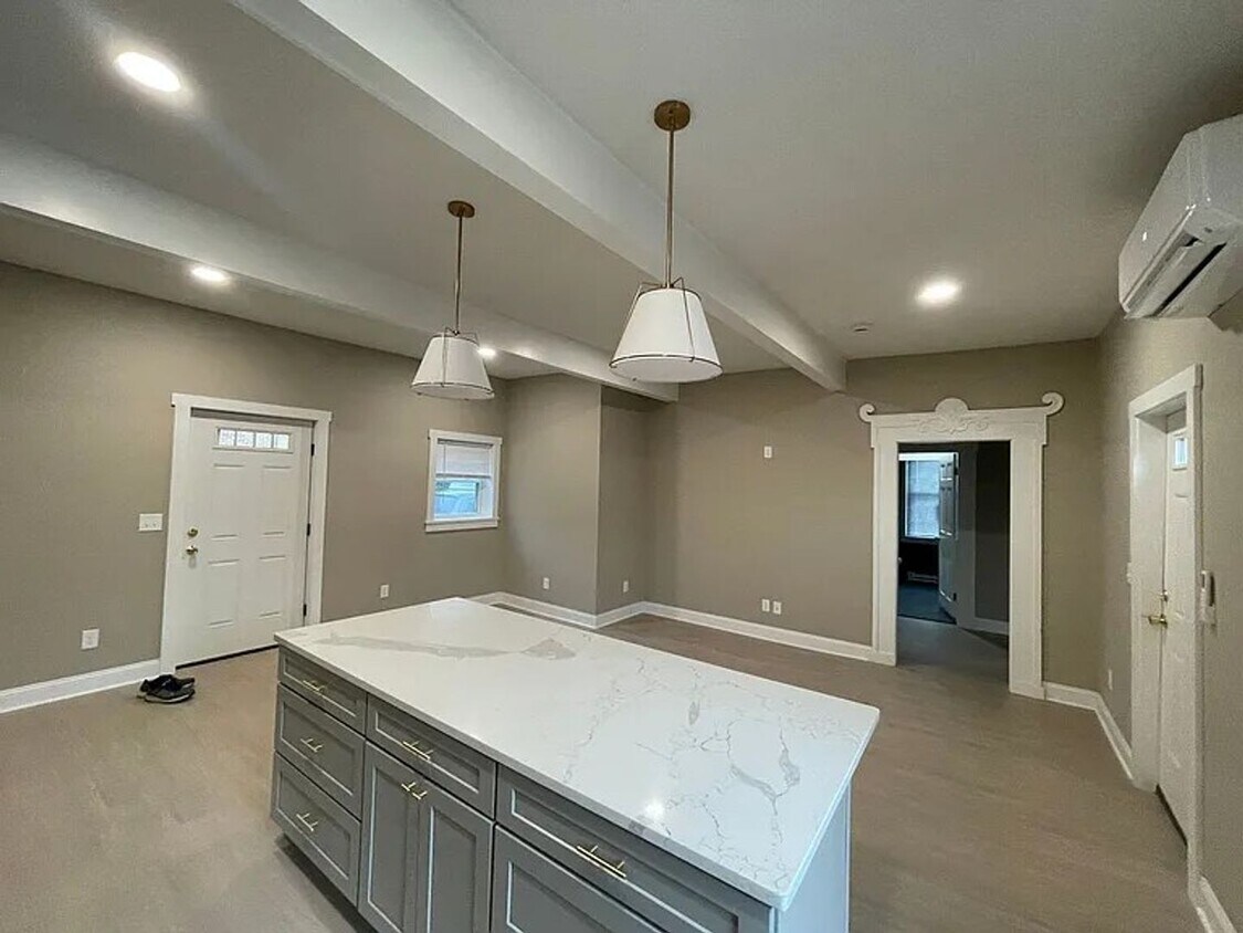 Foto principal - Available Newly Renovated 2 Bedroom and 1....