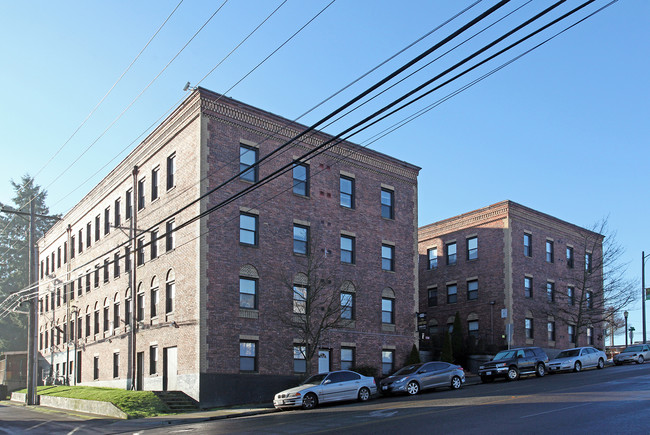 Foto del edificio - Landmark Court Apartments