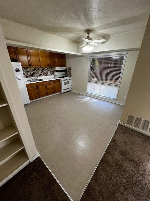 Foto del edificio - 5202 Castlewood Rd