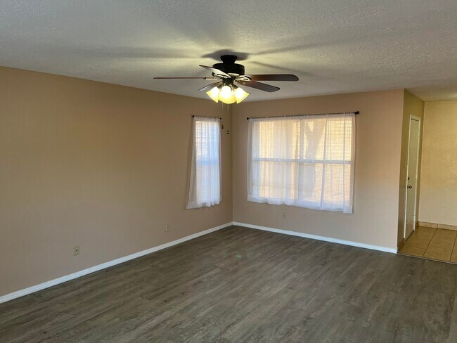 Foto del edificio - 4985 Butte Pl NW