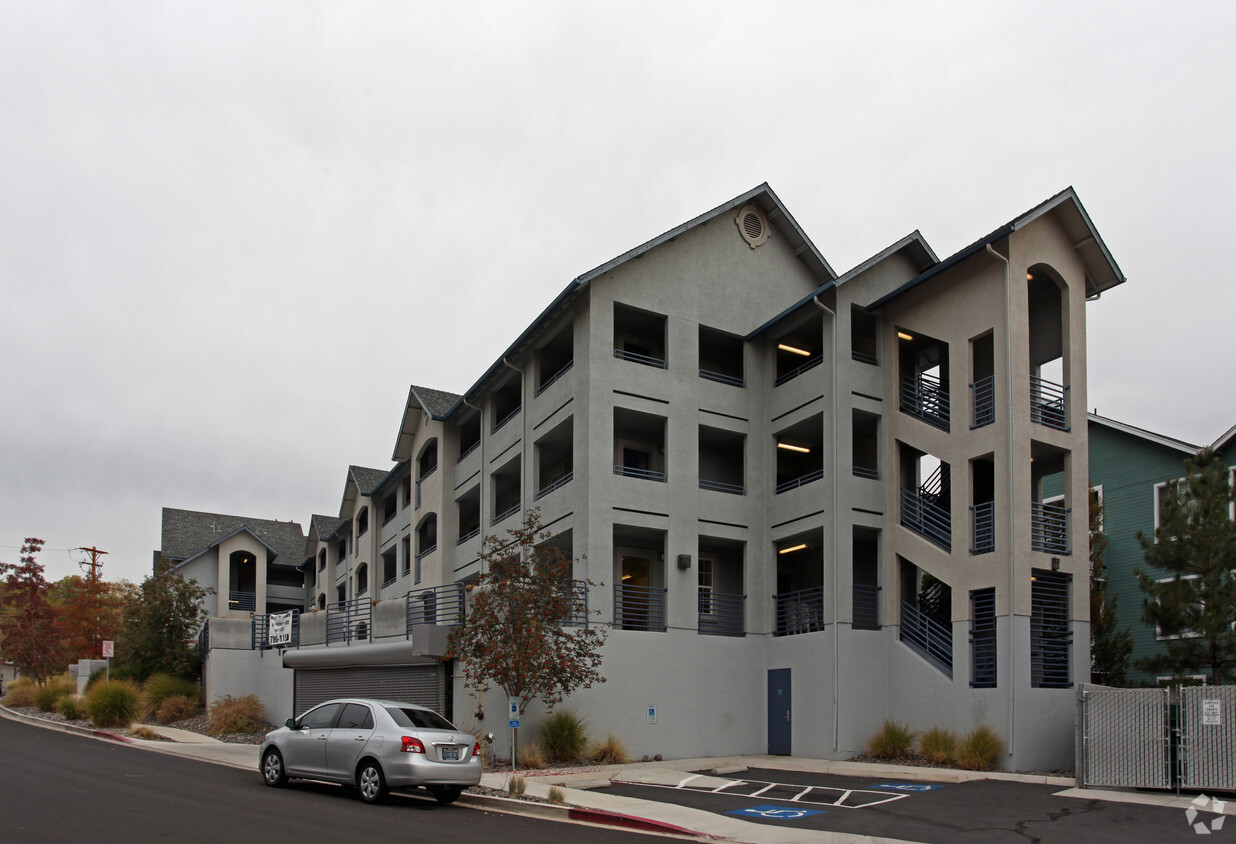 Foto del edificio - College Courtyard Apartments