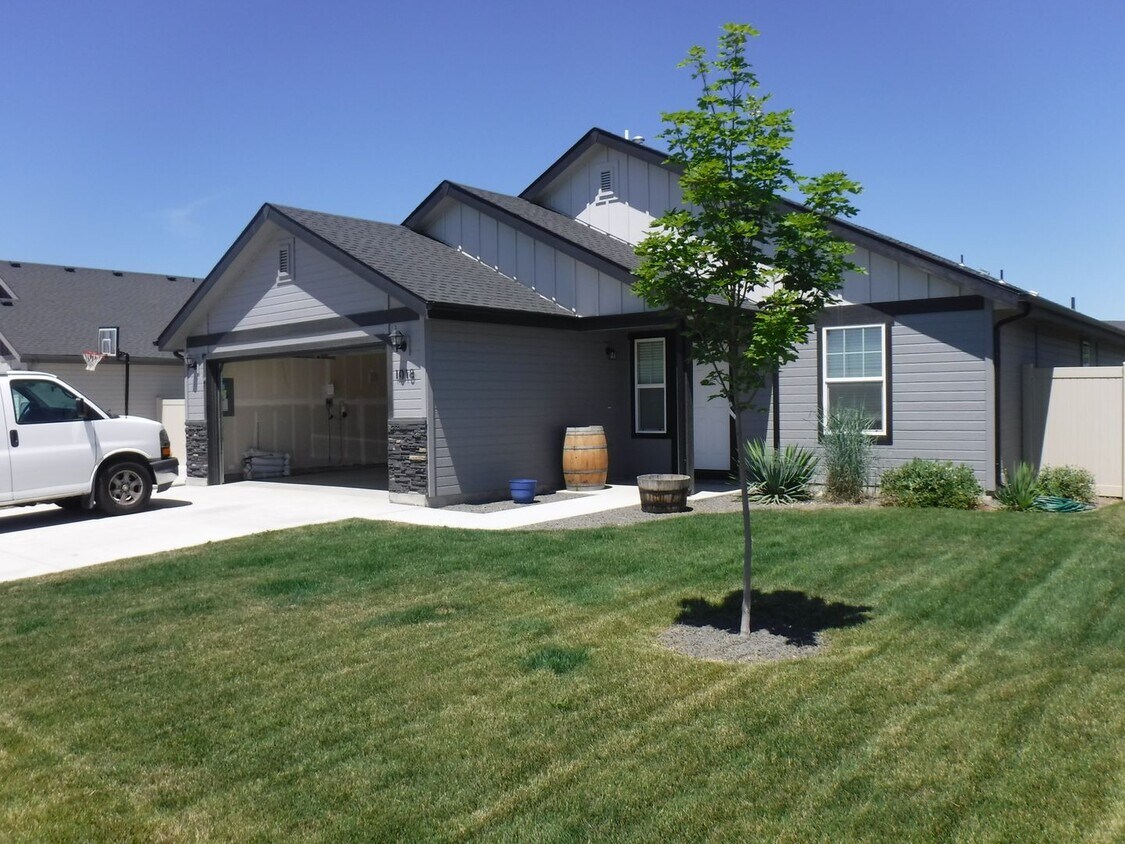 Foto principal - Bright and spacious 3 bed, 2 bath home jus...