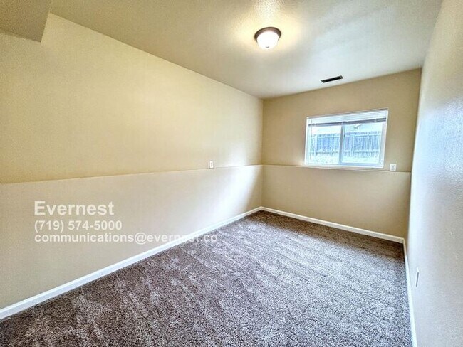 Foto del edificio - Spacious 4-Bedroom Home with Modern Comfor...