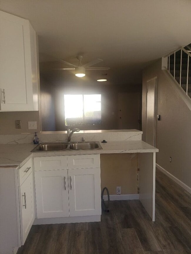 Building Photo - Well Appointed Condo with private yard!