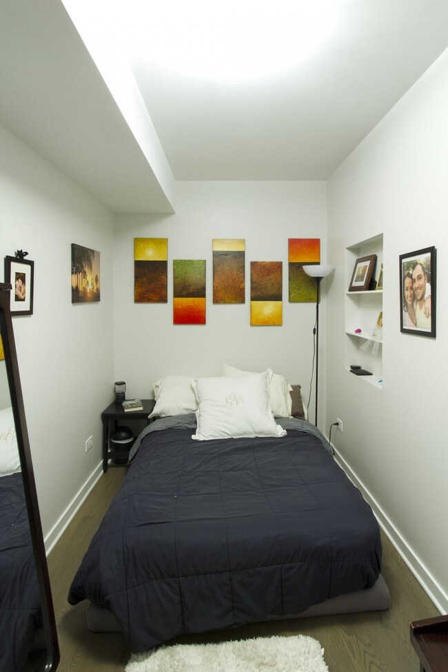Building Photo - 2232 W Dickens Ave