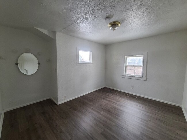 Building Photo - 2528 E 10th St