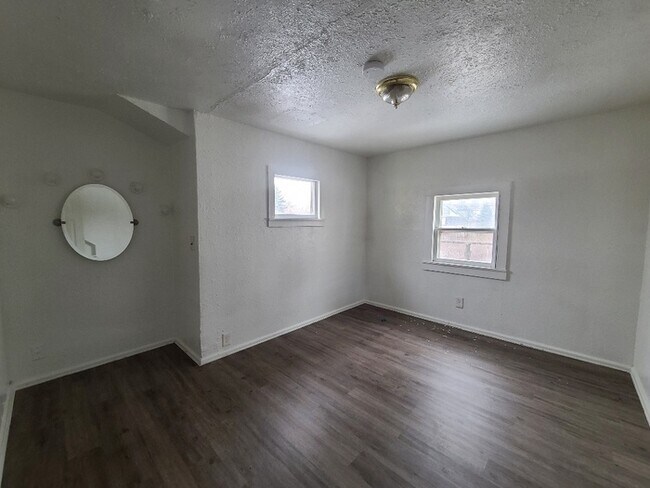 Foto del edificio - 2528 E 10th St