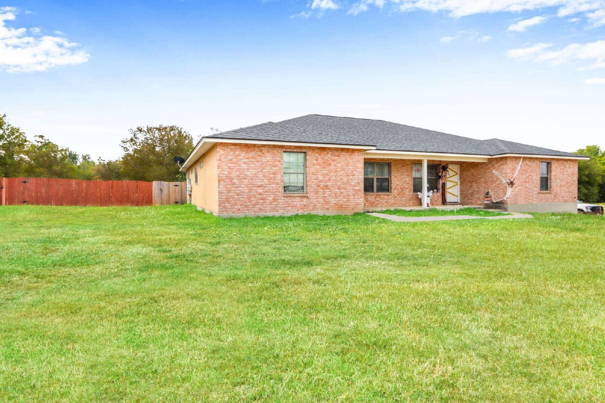 Building Photo - Updated 3/2 Duplex Near Shopping in San Antonio