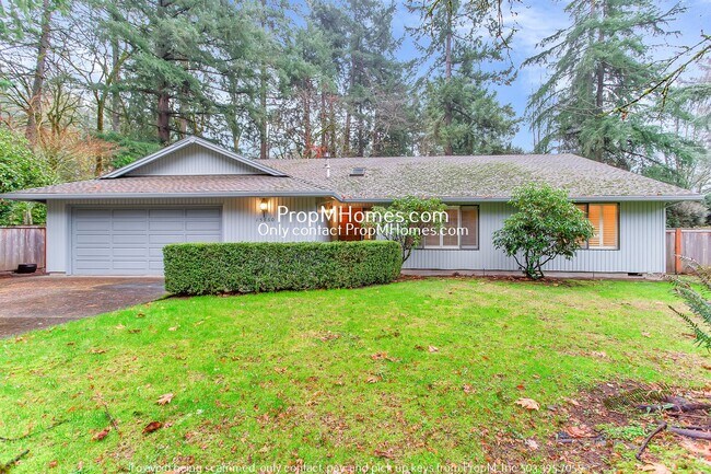 Foto del edificio - Lake Oswego Three Bedroom Ranch On 1/4 Acre! DEPOSIT SPECIAL