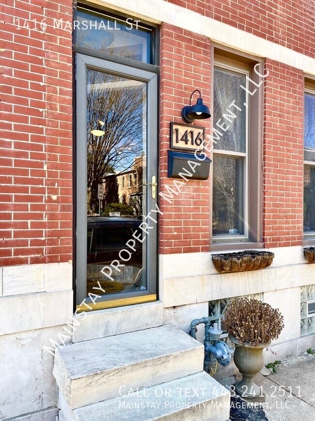 Building Photo - Spacious Updated 3 Bedroom Rowhome W/ Patio!