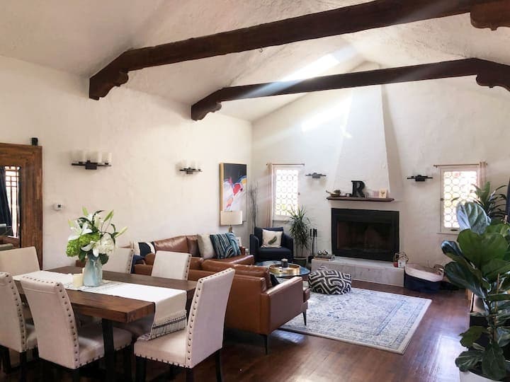 Primary Photo - 2251 N Cahuenga Blvd