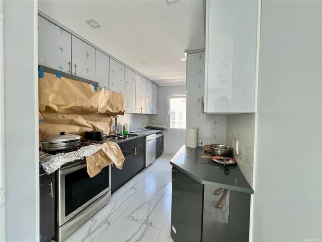Building Photo - 64-35 Dieterle Crescent