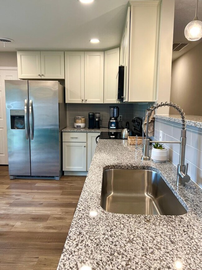 Building Photo - 908 Serf Ct