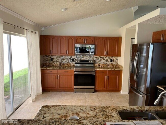 Foto del edificio - 3 br, 2 bath House - 1351 Fairfax Cir E