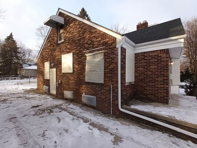 Building Photo - 3 bedroom 1 bath bungalow now available! -...