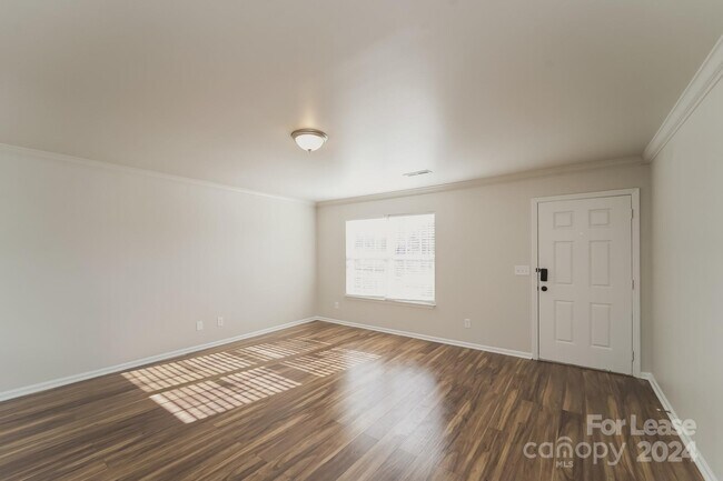 Building Photo - 13835 Circle Dr
